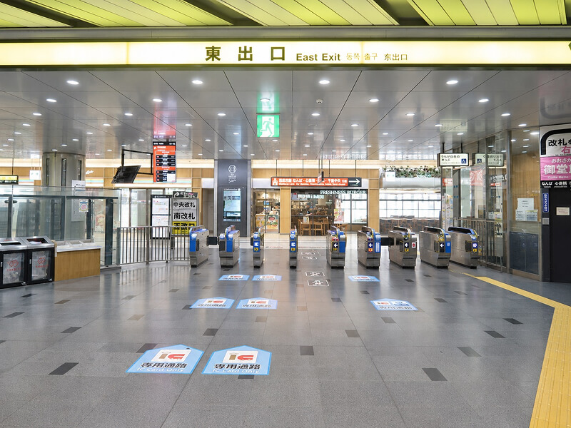 JR「新大阪駅」東出口を出て右折し、直進します。