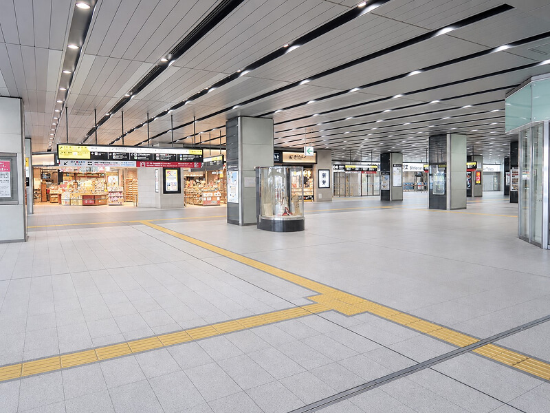 右手の「新幹線南口のりば」を通り過ぎ、少し広いスペースに出たら斜め右の北口（新阪急ビル連絡通路）方向へ進みます。