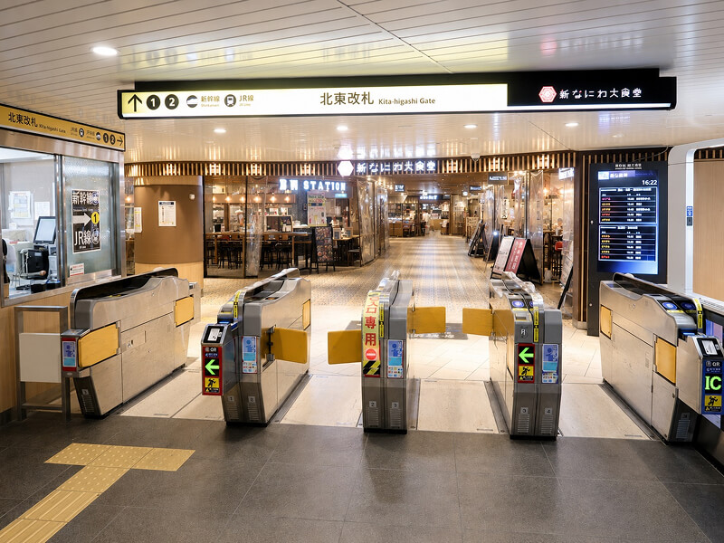 大阪メトロ御堂筋線「新大阪駅」の改札（正面に「なにわ大食堂」あり）を出て左折し、直進します。スーパーマーケットの角を右折し、「1番出口」方面へ進みます。