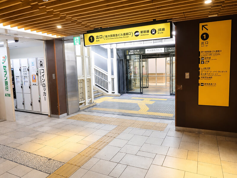 1番出口の案内が見えたら左折し、階段へ向かいます。
