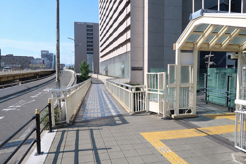 そのまま階段を上まで上がります。 階段を上がった正面が「大阪回生病院」です。