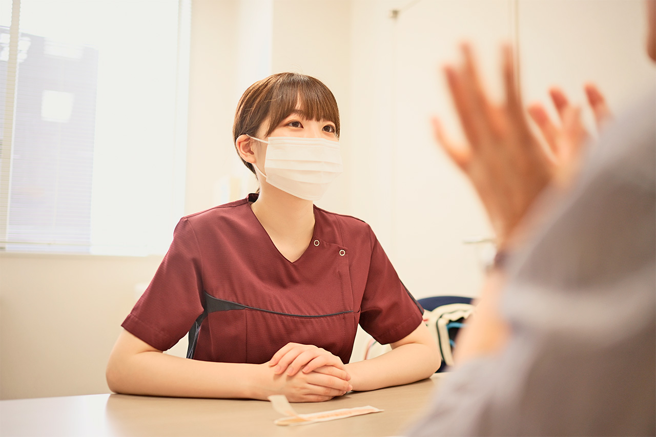 言語聴覚療法室での言語聴覚訓練