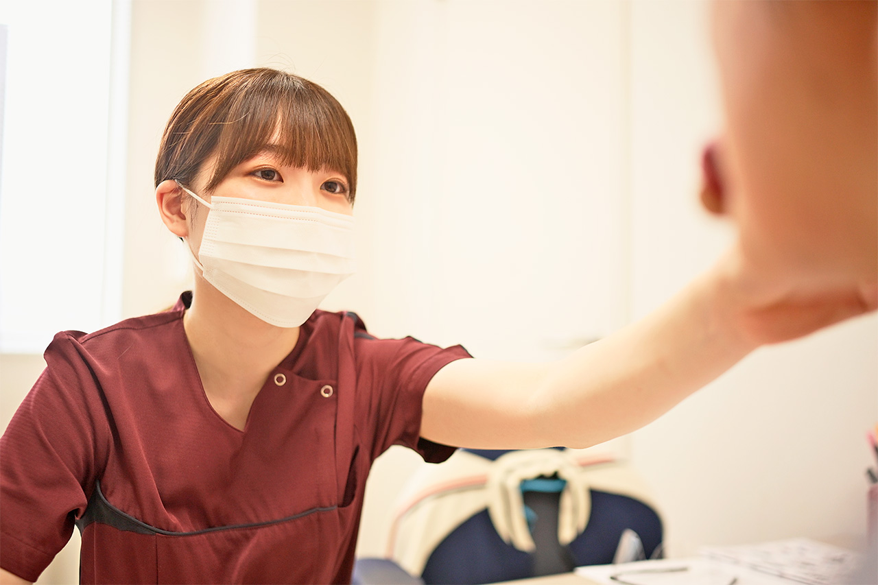 言語聴覚療法室での言語聴覚訓練