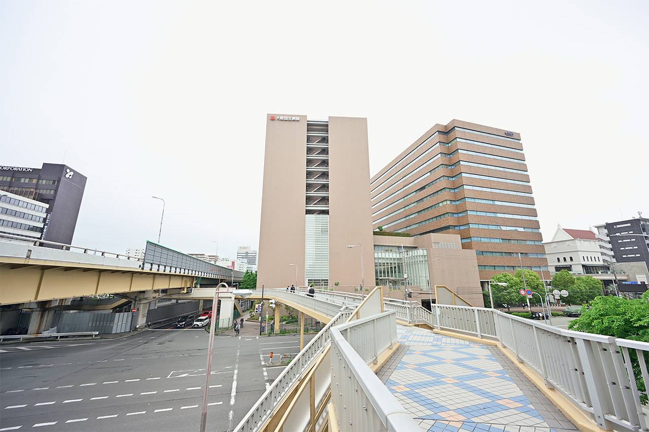 新大阪駅から病院2階入口へ続く歩道橋(駅から徒歩3分)