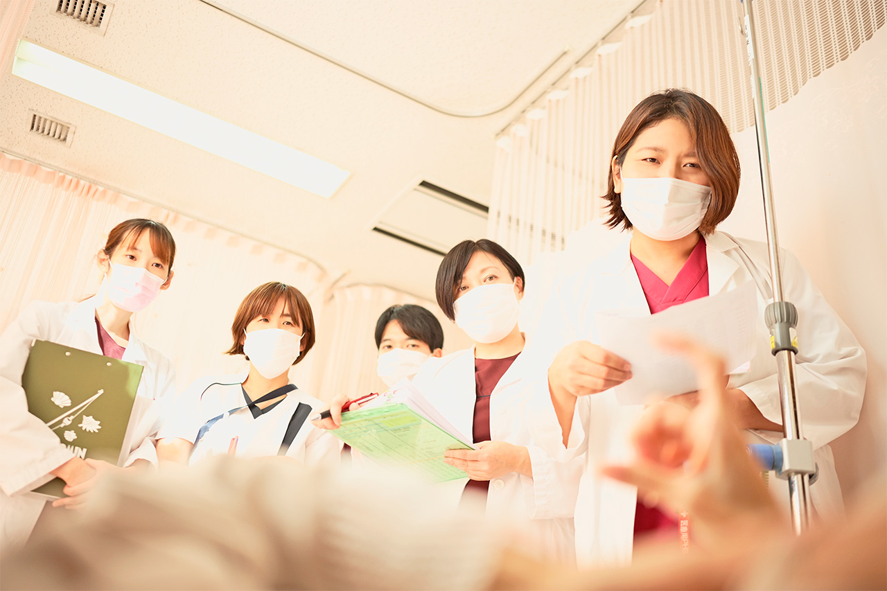 栄養サポートチーム（NST）の回診風景（医師／管理栄養士／理学療法士／看護師／薬剤師）