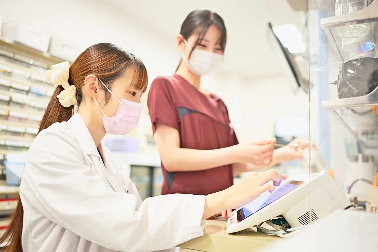 薬剤師による調剤風景（薬剤部）