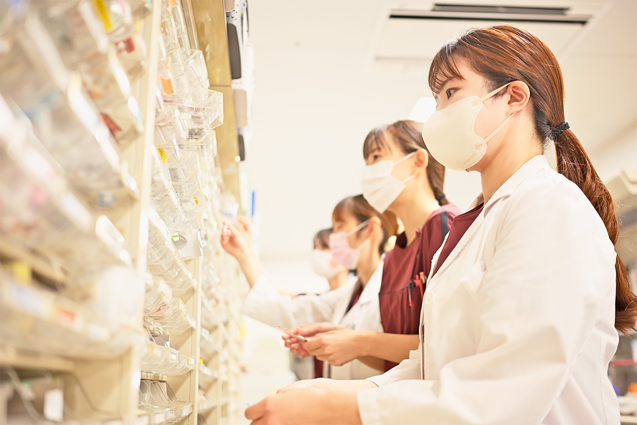 薬剤師による調剤風景（薬剤部）